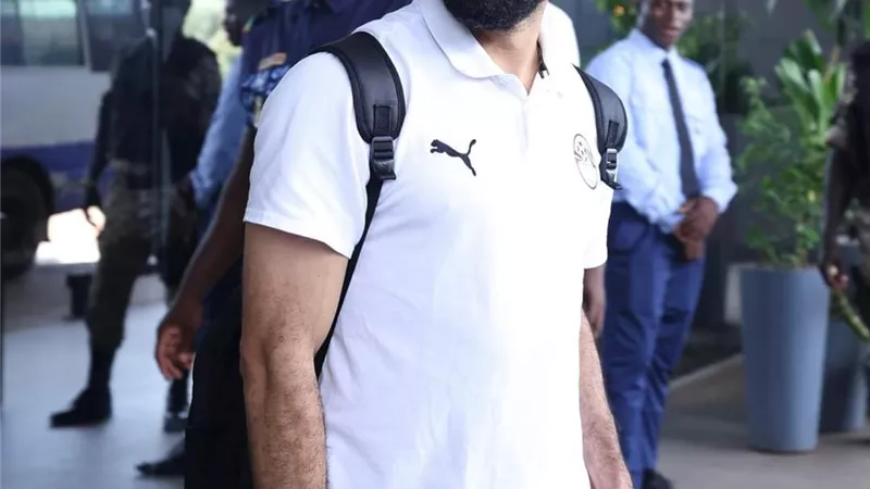 شاهد محمد صلاح من مطار القاهرة الدولي أمس