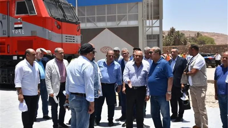 وزير النقل يتفقد محطة أسوان للسكك الحديدية