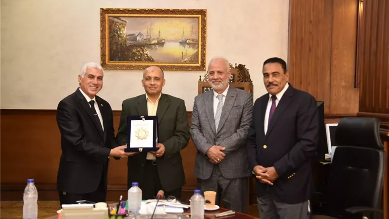 محافظ مطروح يلتقي مدير المركز الوطنى للتعليم المزدوج التكنولوجي