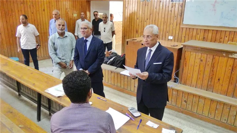 رئيس جامعة المنيا يُواصل جولاته التفقدية للجان امتحانات كلية الهندسة
