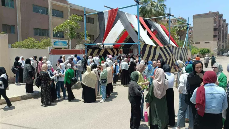 البهجة والفرحة على وجوه الطلاب في امتحان مادتي الاقتصاد والاحصاء