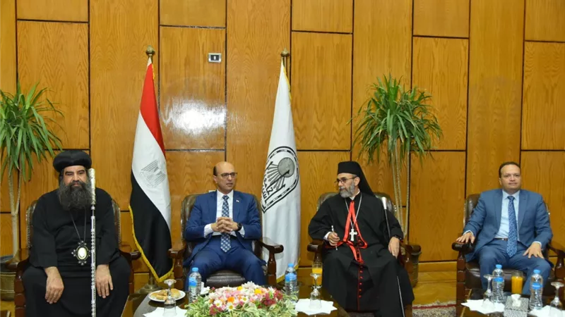 رئيس جامعة أسيوط يستقبل وفداً من الكنائس للتهنئة بعيد الاضحى