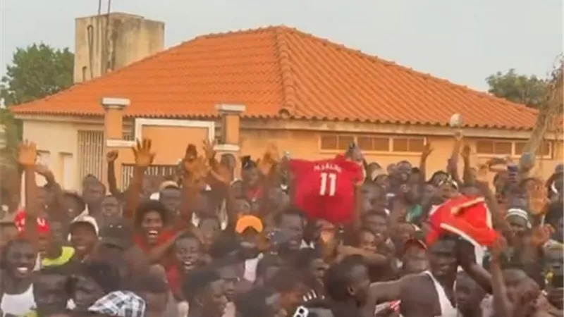 محمد صلاح ينشر فيديو لاستقبال جماهير غينيا بيساو له .. شاهد