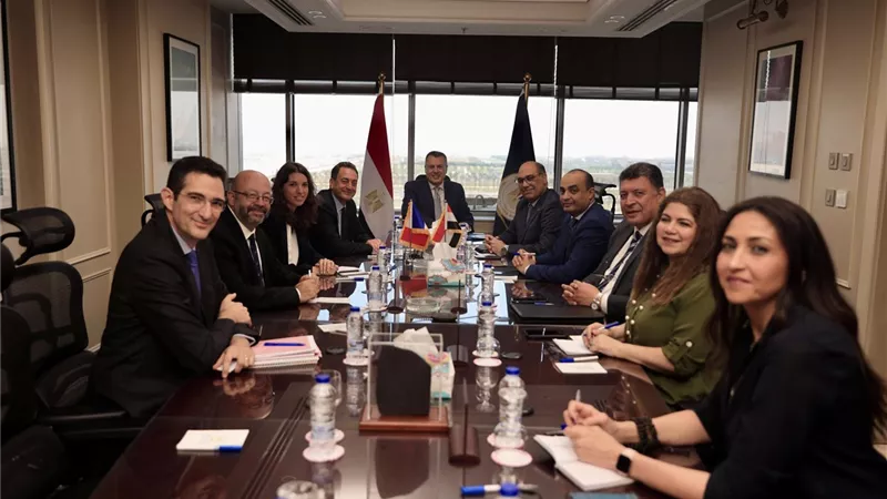مباحثات مصرية فرنسية لتعزيز أوجه التعاون على المستوى السياحي