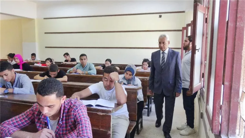 رئيس جامعة المنيا يتابع الامتحانات بكلية الطب البيطري