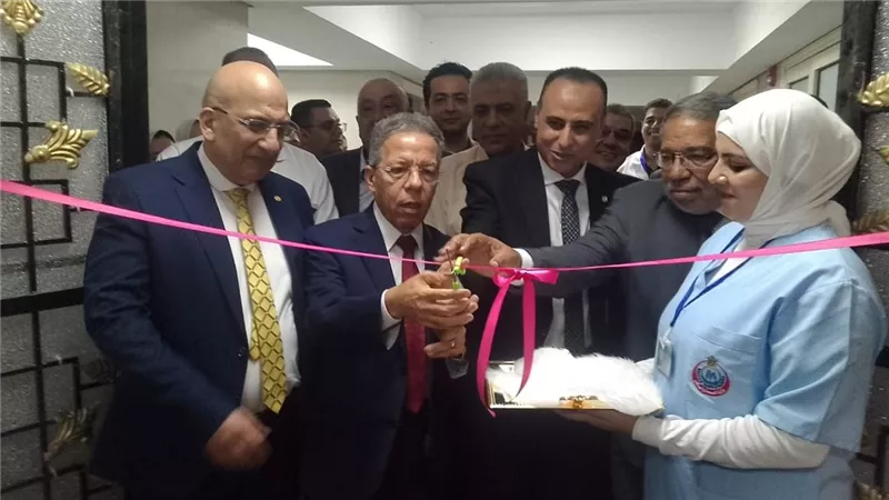 نقيب الاطباء ووفد النقابة العامة افتتحوا قسم المناظير بدمنهور
