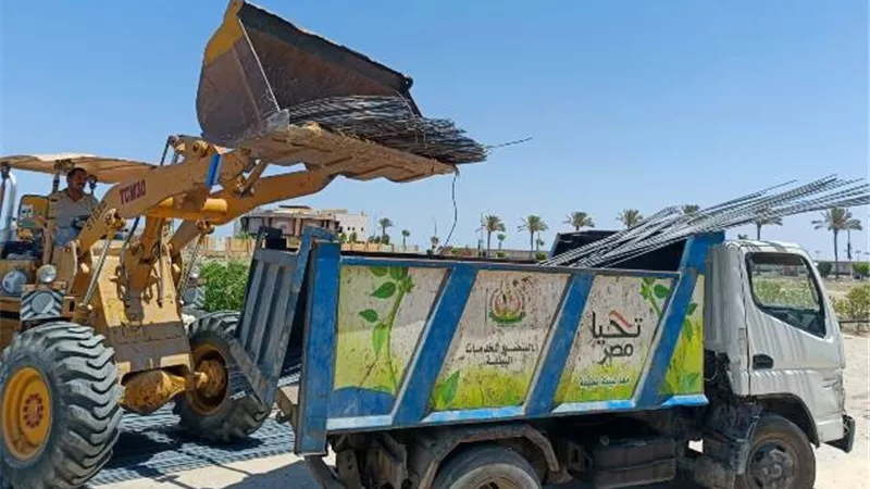 جهاز دمياط الجديدة ينفذ إزالات ويصادر مواد البناء والمعدات.. صور