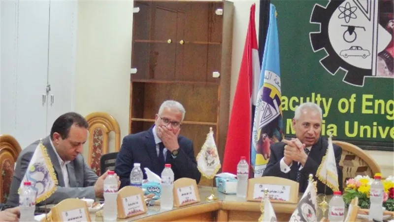 رئيس جامعة المنيا يجتمع برؤساء أقسام كلية الهندسة