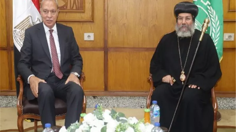 الأنبا صليب أسقف كفر شكر وميت غمر يهنئ محافظ القليوبية بعيد الأضحى