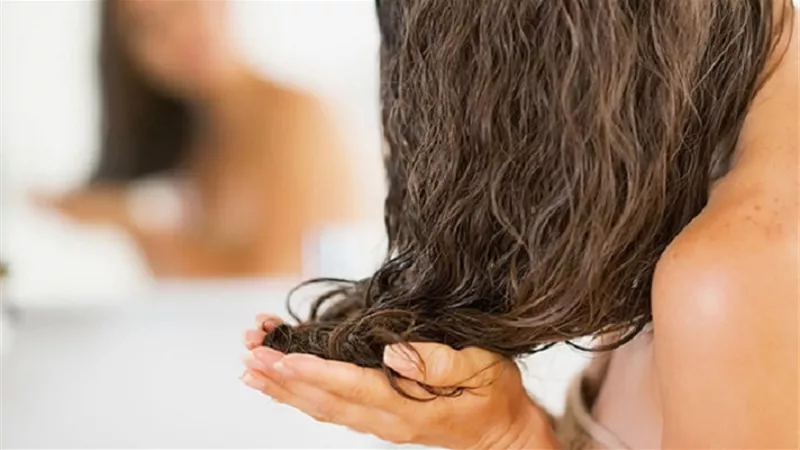 استعدادا للعيد .. طريقة عمل حمام الزيت لشعر صحي