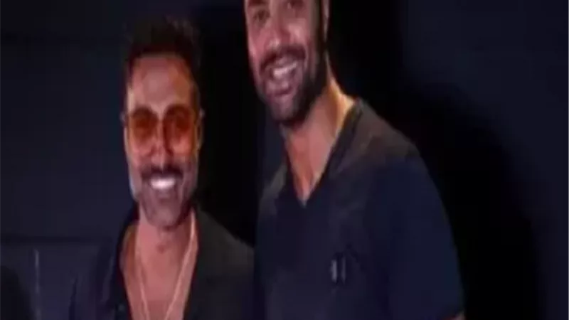 كريم فهمي يساند شقيقه أحمد فهمي فى العرض الخاص لـ 