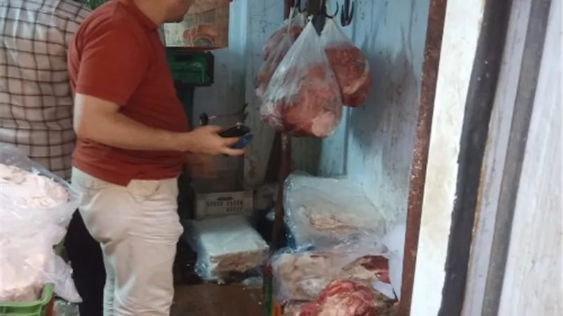 ضبط مواد غذائية مجهولة المصدر وتحرير ١٤٠ محضرًا ومخالفة بالقليوبية