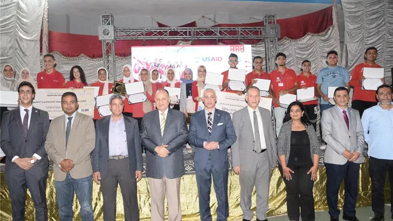 محافظ أسيوط يشهد ختام الأنشطة بمدرسة التكنولوجيا التطبيقية
