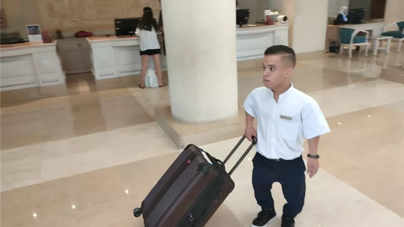 محمود ناصر اول شاب من قصار القامة يعمل حامل حقائب بالبحر الأحمر