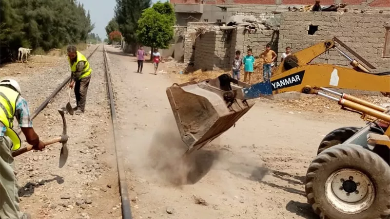 غلق 4 معابر غير قانونية على سكة حديد كوم حمادة
