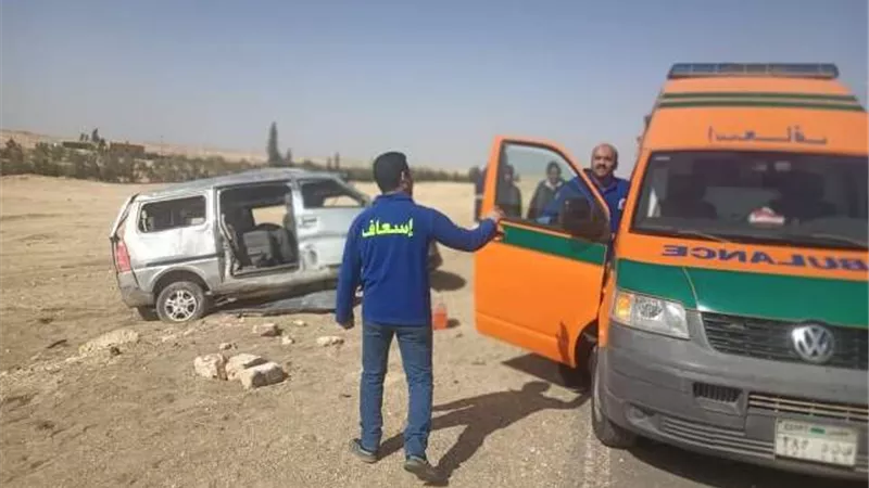 مصرع سيدة واصابة 13 اخرين بينهم اب ونجلته وشقيقه فى حادثين تصادم