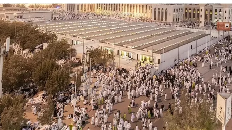 بحركة مرورية انسيابية.. ضيوف الرحمن يتوافدون إلى صعيد عرفات
