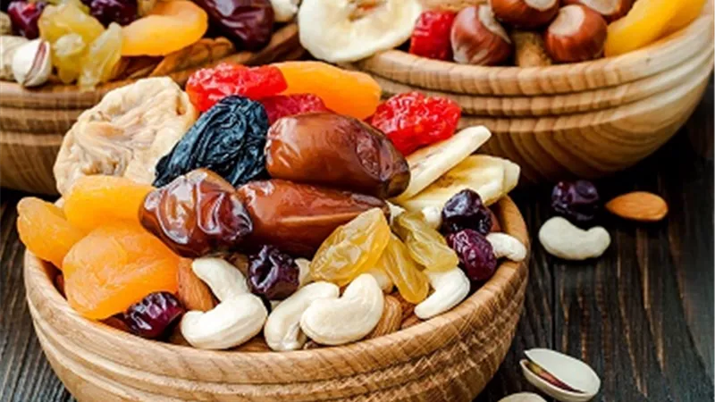 المكسرات والفواكه المجففة .. أهم الأطعمة المحسنة للحالة المزاجية