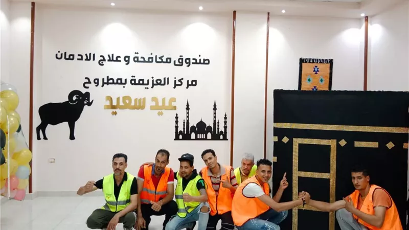 المتعافون من الإدمان يشاركون في تزيين مراكز العزيمة
