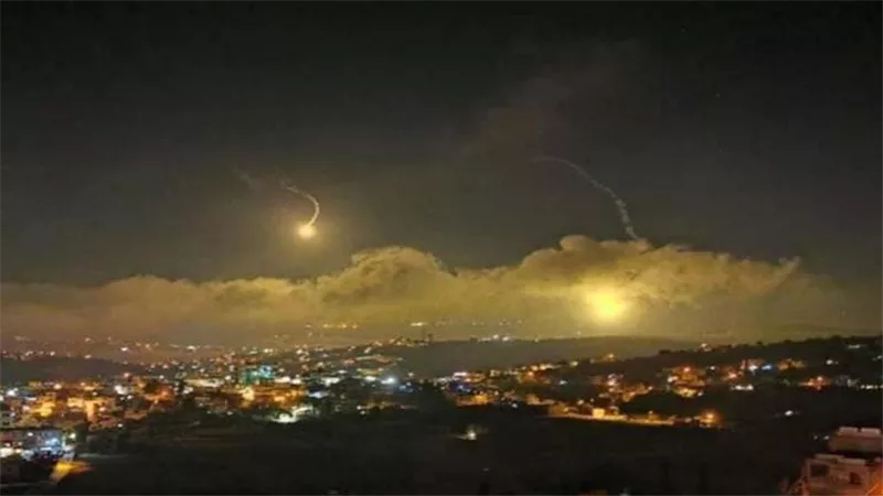 الاحتلال الإسرائيلي ينفذ غارات على أطراف جنوب لبنان