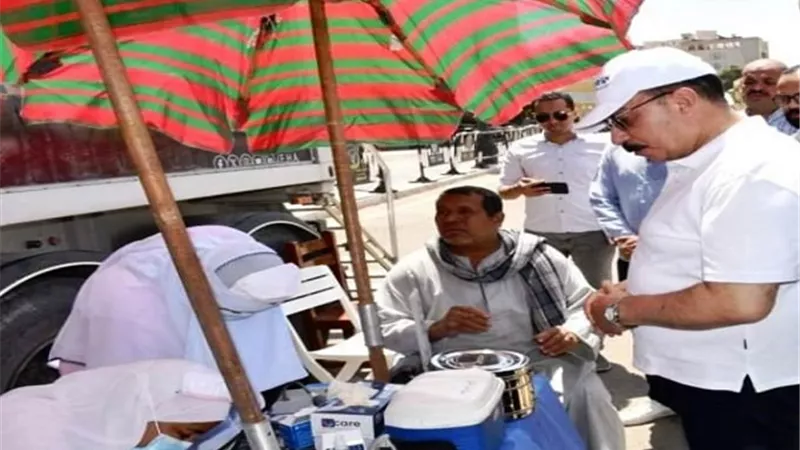 محافظ أسوان يتابع تقديم الخدمات الصحية لـ821 مواطنا