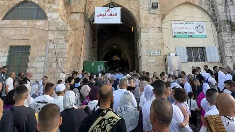 قوات الاحتلال تقتحم الأقصى وتمنع الشباب من أداء صلاة العيد