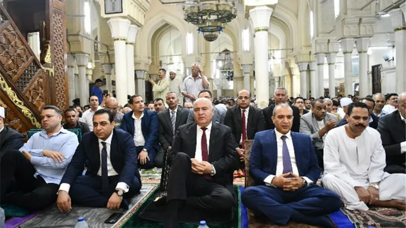 محافظ قنا يؤدى صلاة عيد الأضحى بمسجد سيدى عبد الرحيم القنائى