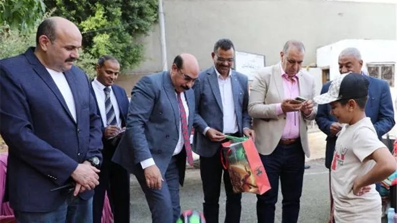 محافظ أسوان يوزع عيدية العيد على الأطفال بدور الرعاية