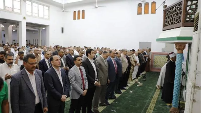 محافظ أسوان يؤدى صلاة عيد الأضحى المبارك بمسجد النصر