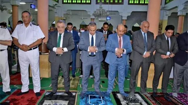 محافظ سوهاج يؤدي صلاة عيد الأضحى بمسجد 