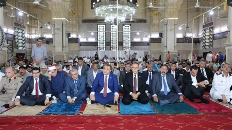 محافظ الشرقية يؤدي صلاة عيد الأضحي بمسجد الفتح فى مدينة الزقازيق