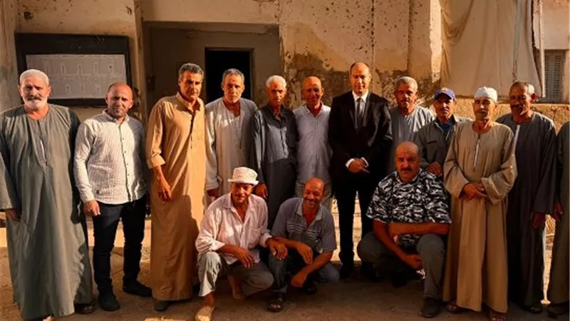 رئيس مدينة ايتاى يقضى اول ساعات العيد مع عمال النظافة