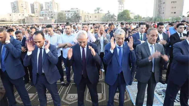 محافظ المنيا يؤدي صلاة عيد الأضحى بساحة مدرسة الفريق أبوشناف