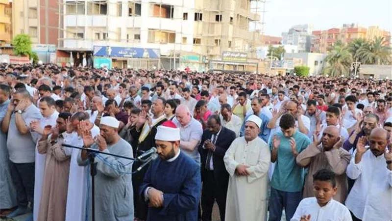 سكرتير عام البحر الأحمر يؤدي صلاة عيد الأضحي بمسجد الميناء الكبير