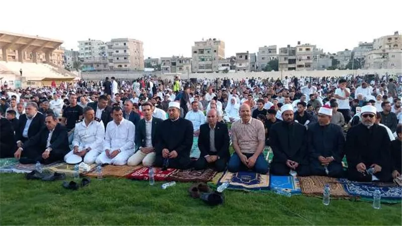 محافظ شمال سيناء يؤدي صلاة عيد الأضحى في ساحة مركز شباب العريش