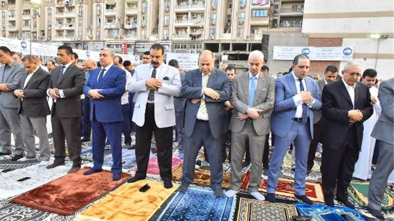 محافظ أسيوط يؤدي صلاة عيد الأضحى بساحة أرض الملاعب