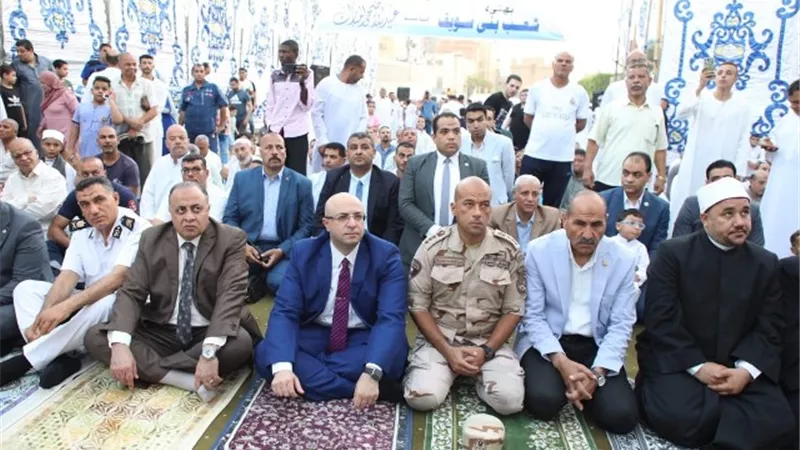 محافظ بني سويف يؤدى صلاة العيد بساحة عمر بن عبد العزيز