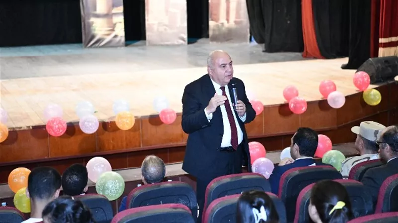 محافظ قنا يشارك أطفال دور الرعاية وأسر الشهداء فرحتهم بعيد الأضحى