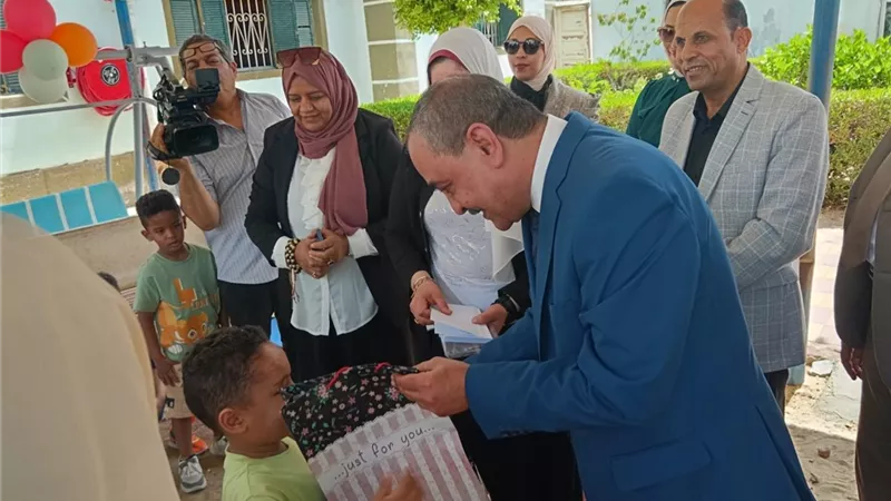 عيدية وشيكولاته هدية محافظ الإسماعيلية للأيتام في العيد