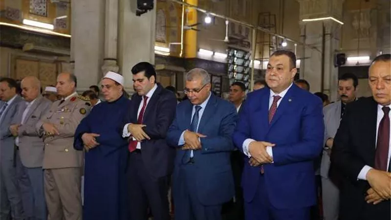 رئيس جامعة الزقازيق يؤدى صلاة عيد الاضحى بمسجد الفتح