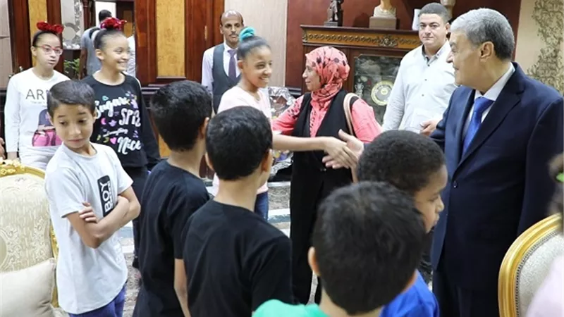 محافظ المنيا يهنئ أطفال مؤسستي البنات والبنين بمناسبة عيد الأضحى