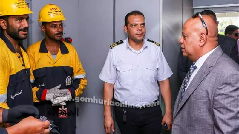 رئيس ميناء دمياط يفاجئ الأرصفة ويتناول الإفطار مع العاملين