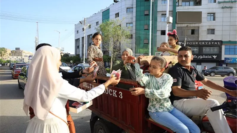 كفرالشيخ: توزيع هدايا الرئيس على المارة احتفالاً بعيد الأضحي