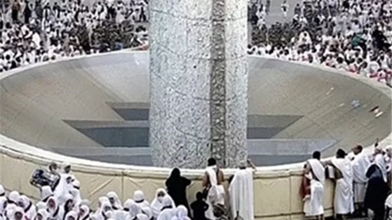الحجاج يرمون الجمرات الثلاث في أول أيام التشريق
