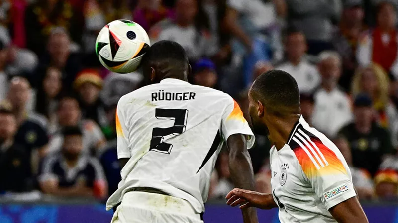 نجم المنتخب الألماني يثير أزمة جديدة.. والسبب صورة
