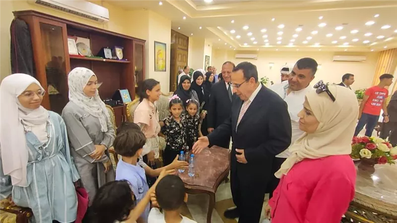 توزيع الهدايا والملابس والمواد الغذائية واللحوم على الفلسطينيين