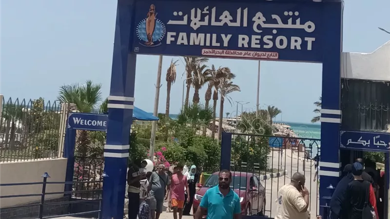 إقبال كبير من المصطافين علي شواطئ الغردقة فى ثانى ايام عيد الأضحى