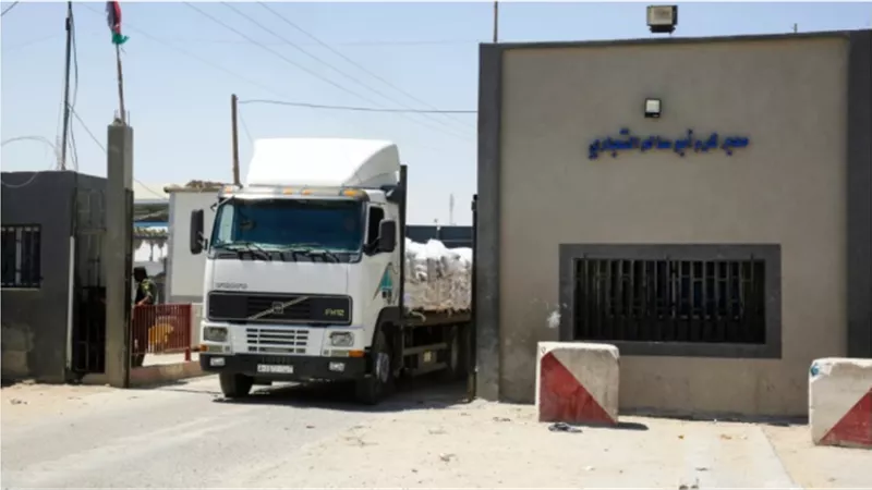 وول ستريت جورنال: إنخفاض عدد شاحنات المساعدات إلي غزة بنحو 70%