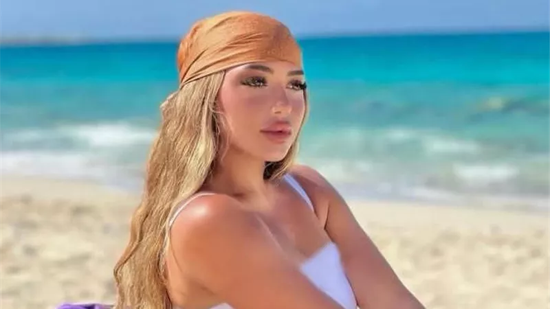 من أمام البحر .. سارة سلامة تحتفل بالعيد .. شاهد