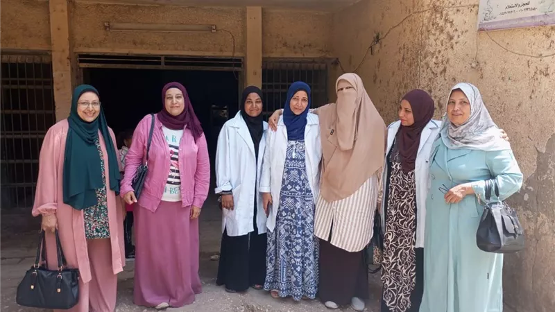 فريق الرعاية الأساسية والأمومة يتابعان الخدمات الطبية بمركز بدشنا
